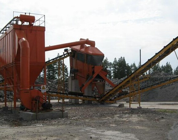 我公司為山西某礦業(yè)有限公司設(shè)計(jì)、制作、安裝的<strong>布袋除塵器</strong>